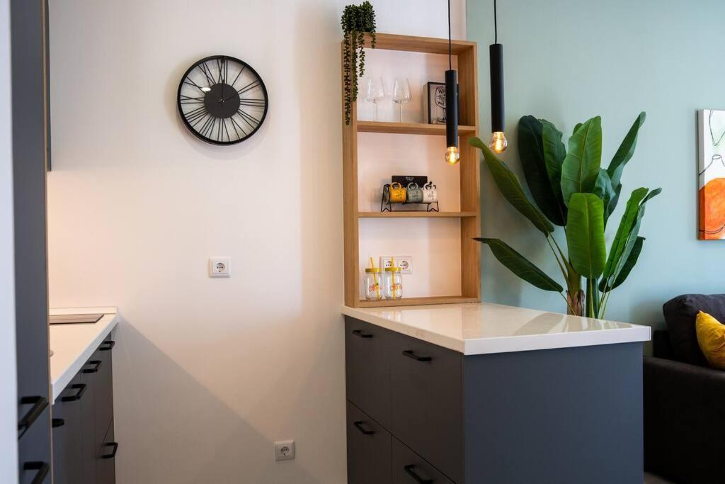 1 Bedroom Flat Completely Renovated. Appartement *