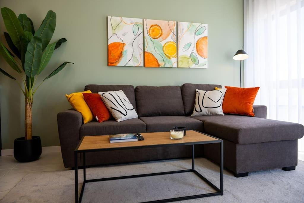 Apartment 1 Bedroom Flat Completely Renovated. *